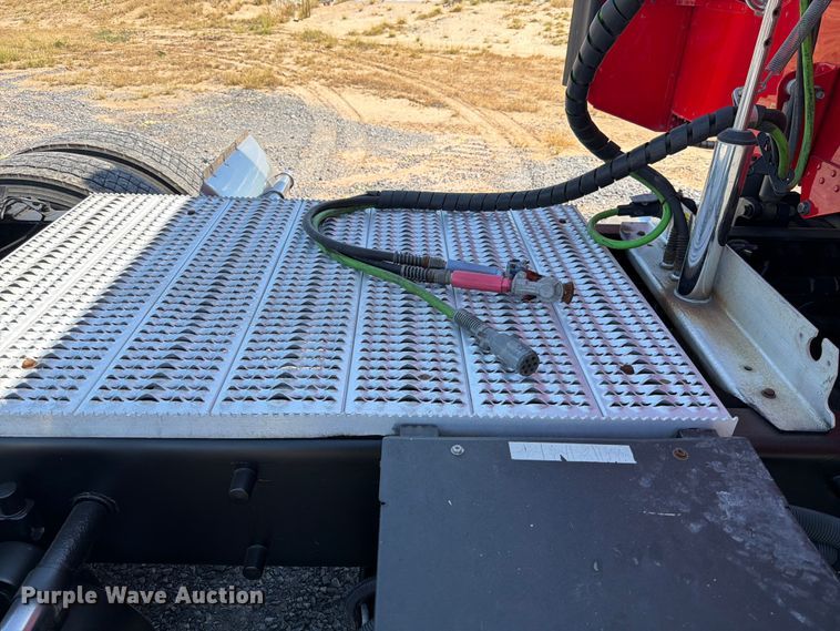 image for item ED5958 2016 Peterbilt 389 semi truck