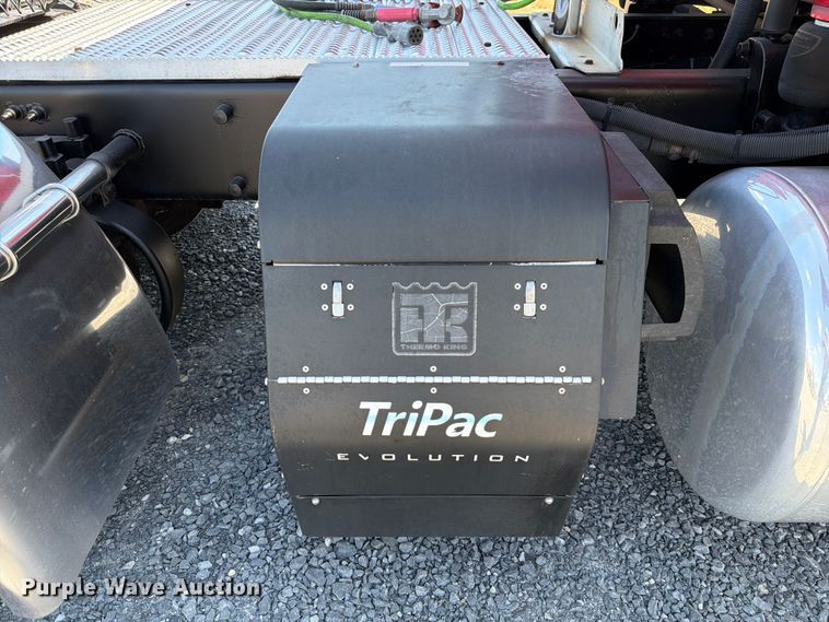 image for item ED5958 2016 Peterbilt 389 semi truck