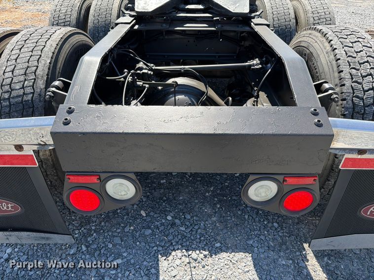 image for item ED5958 2016 Peterbilt 389 semi truck