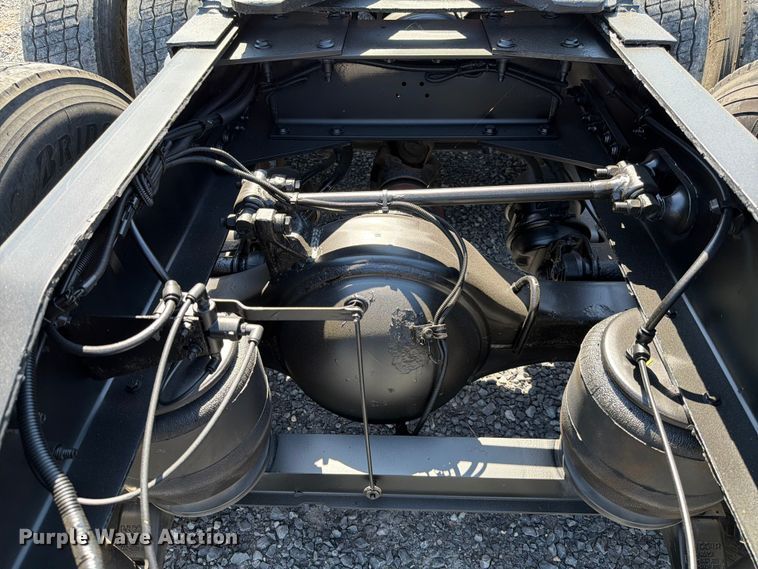 image for item ED5958 2016 Peterbilt 389 semi truck