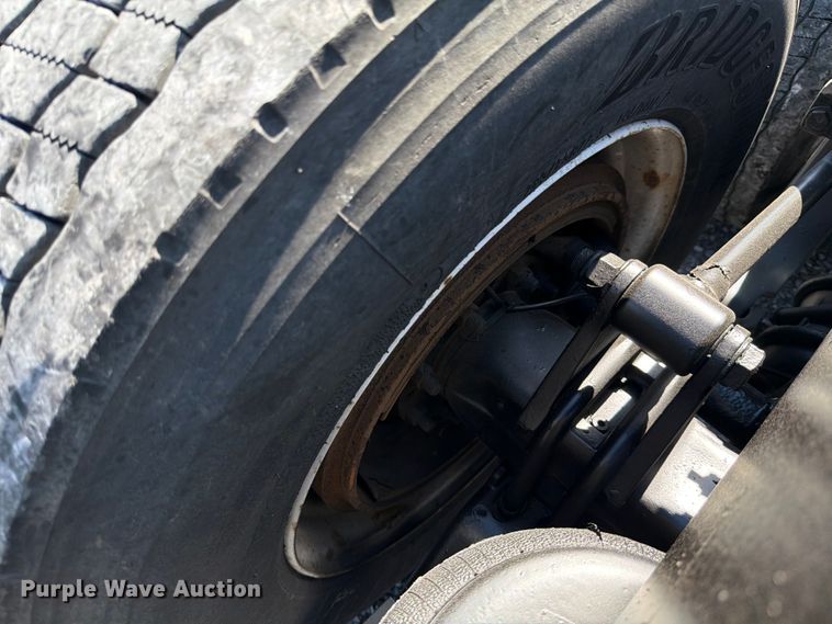 image for item ED5958 2016 Peterbilt 389 semi truck