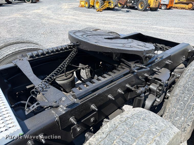 image for item ED5958 2016 Peterbilt 389 semi truck