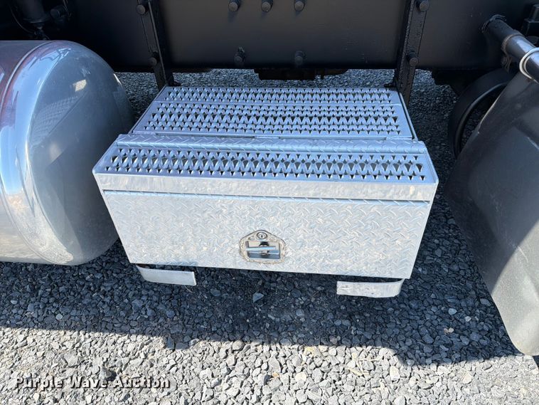 image for item ED5958 2016 Peterbilt 389 semi truck