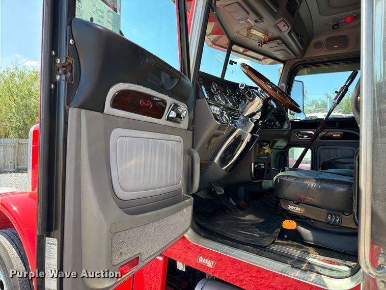 image for item ED5958 2016 Peterbilt 389 semi truck