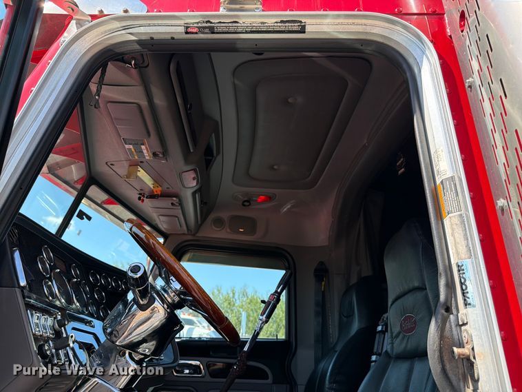 image for item ED5958 2016 Peterbilt 389 semi truck