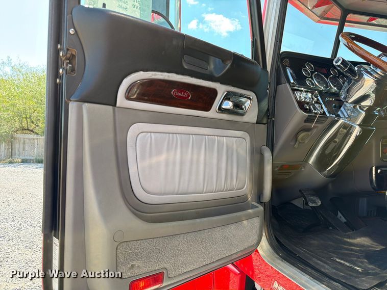 image for item ED5958 2016 Peterbilt 389 semi truck