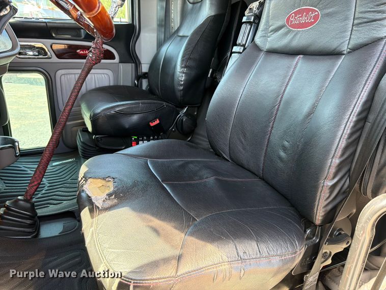 image for item ED5958 2016 Peterbilt 389 semi truck