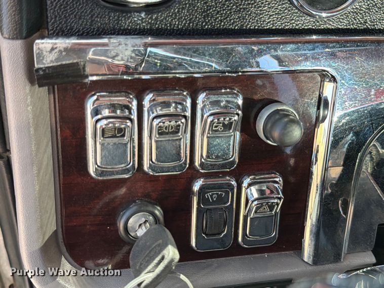 image for item ED5958 2016 Peterbilt 389 semi truck