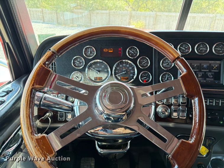 image for item ED5958 2016 Peterbilt 389 semi truck