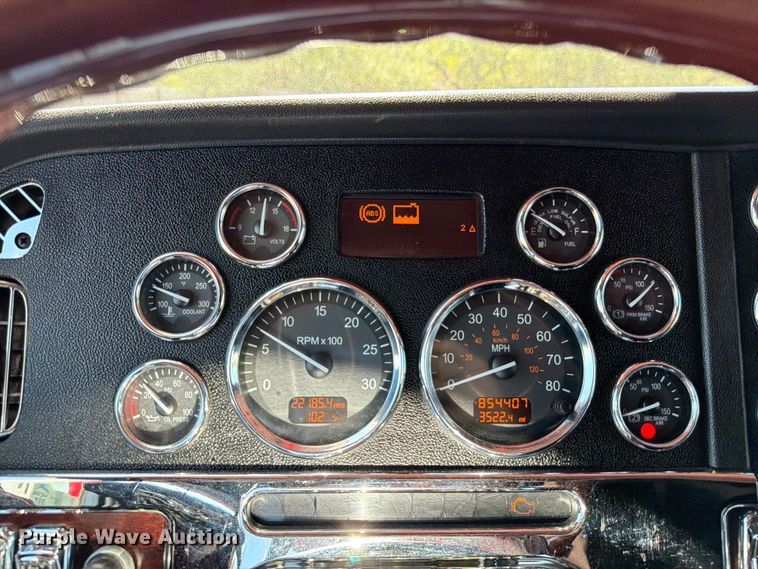 image for item ED5958 2016 Peterbilt 389 semi truck