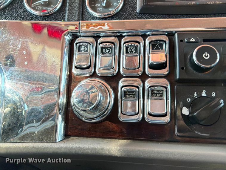 image for item ED5958 2016 Peterbilt 389 semi truck