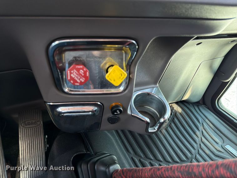 image for item ED5958 2016 Peterbilt 389 semi truck
