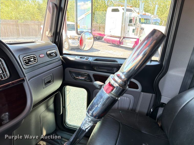 image for item ED5958 2016 Peterbilt 389 semi truck