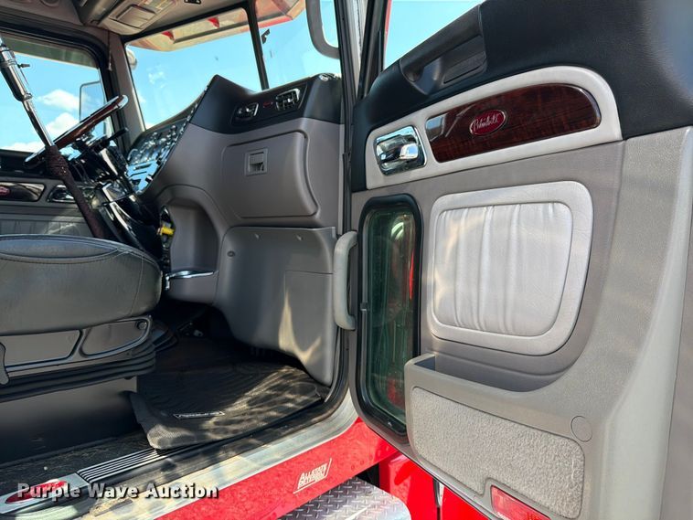 image for item ED5958 2016 Peterbilt 389 semi truck