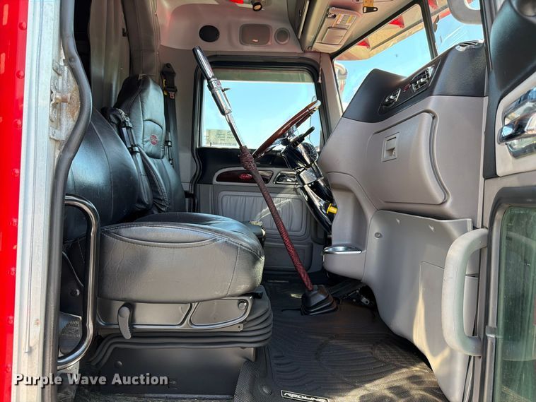 image for item ED5958 2016 Peterbilt 389 semi truck