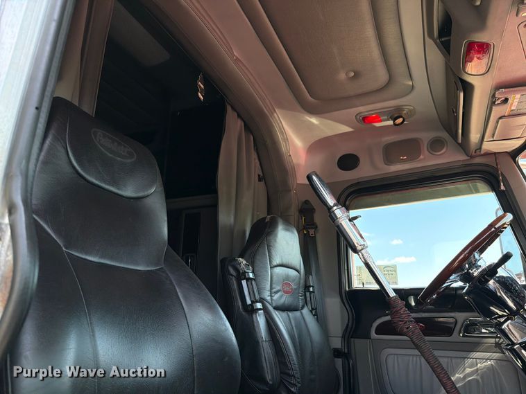 image for item ED5958 2016 Peterbilt 389 semi truck