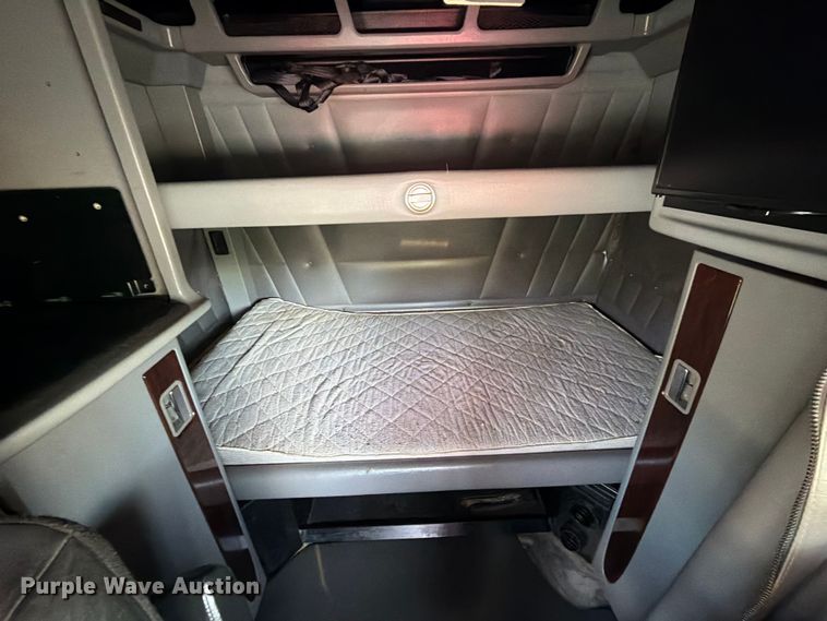 image for item ED5958 2016 Peterbilt 389 semi truck