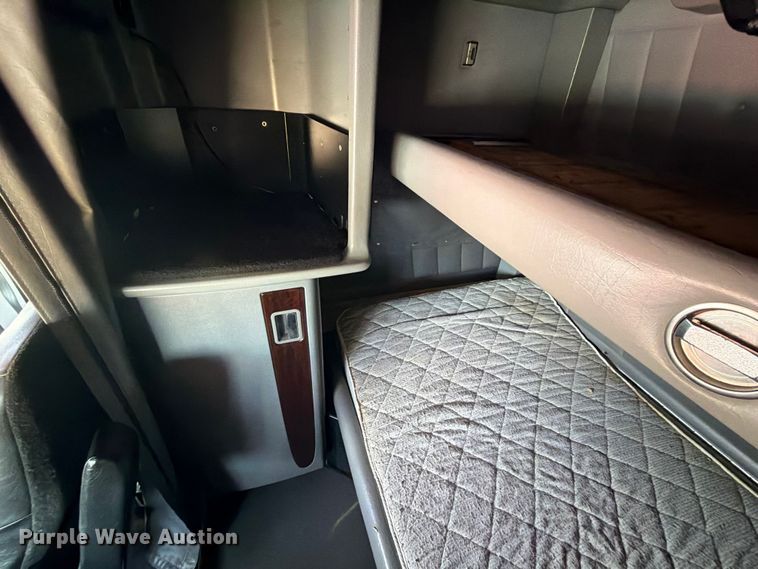 image for item ED5958 2016 Peterbilt 389 semi truck