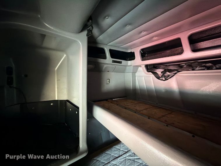 image for item ED5958 2016 Peterbilt 389 semi truck