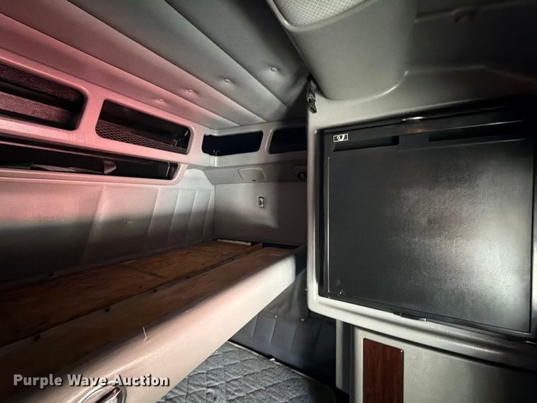 image for item ED5958 2016 Peterbilt 389 semi truck