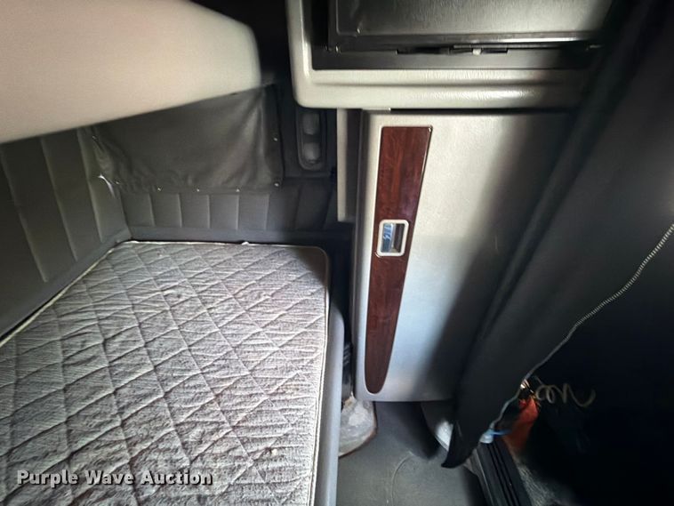 image for item ED5958 2016 Peterbilt 389 semi truck