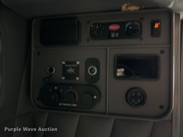 image for item ED5958 2016 Peterbilt 389 semi truck