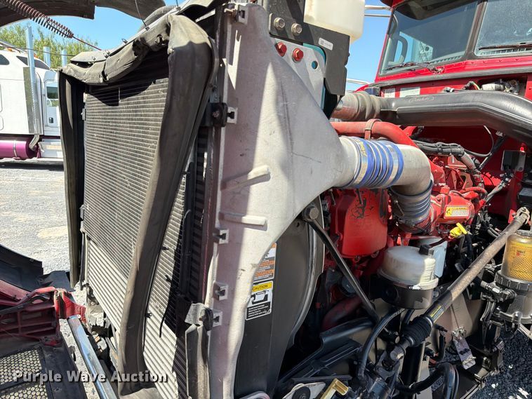 image for item ED5958 2016 Peterbilt 389 semi truck