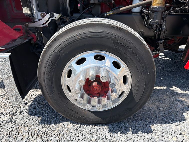 image for item ED5958 2016 Peterbilt 389 semi truck