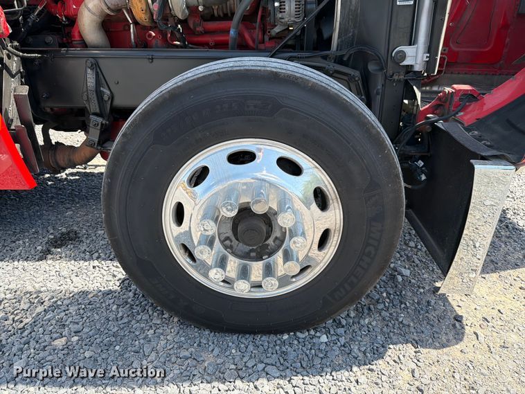 image for item ED5958 2016 Peterbilt 389 semi truck