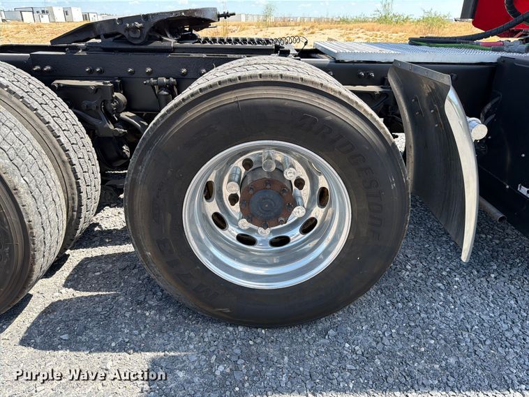 image for item ED5958 2016 Peterbilt 389 semi truck