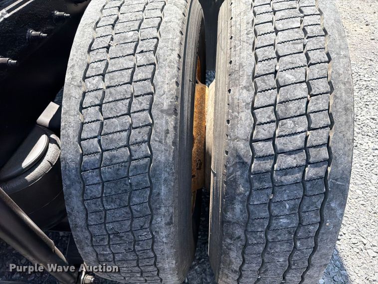 image for item ED5958 2016 Peterbilt 389 semi truck