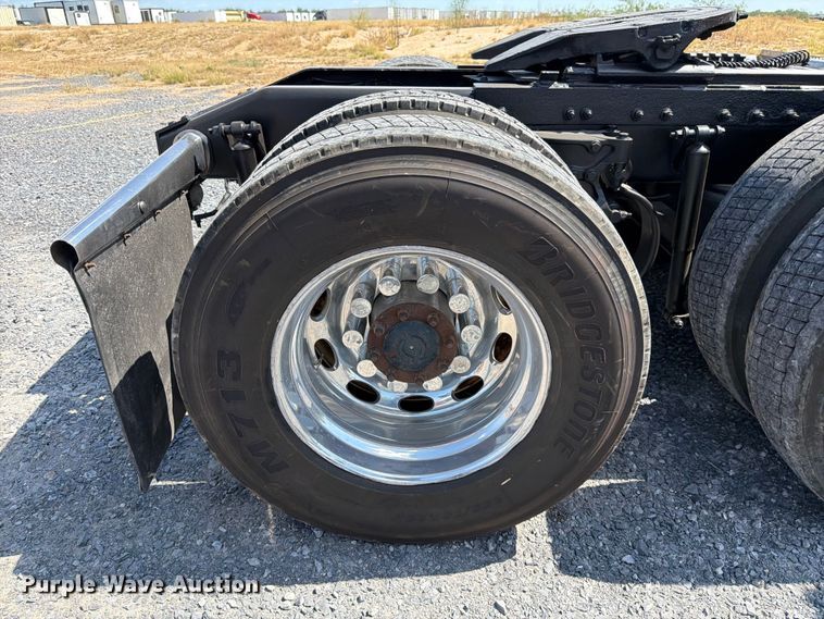 image for item ED5958 2016 Peterbilt 389 semi truck