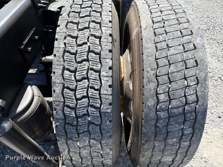 image for item ED5958 2016 Peterbilt 389 semi truck