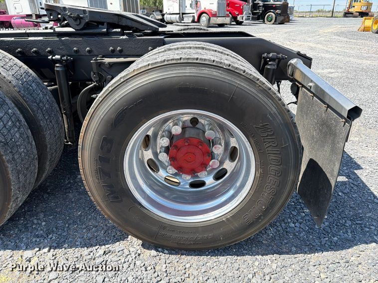 image for item ED5958 2016 Peterbilt 389 semi truck