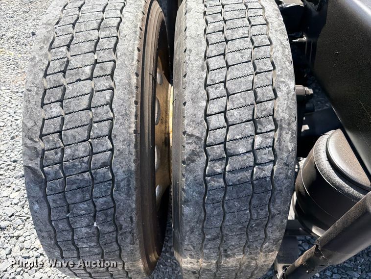 image for item ED5958 2016 Peterbilt 389 semi truck