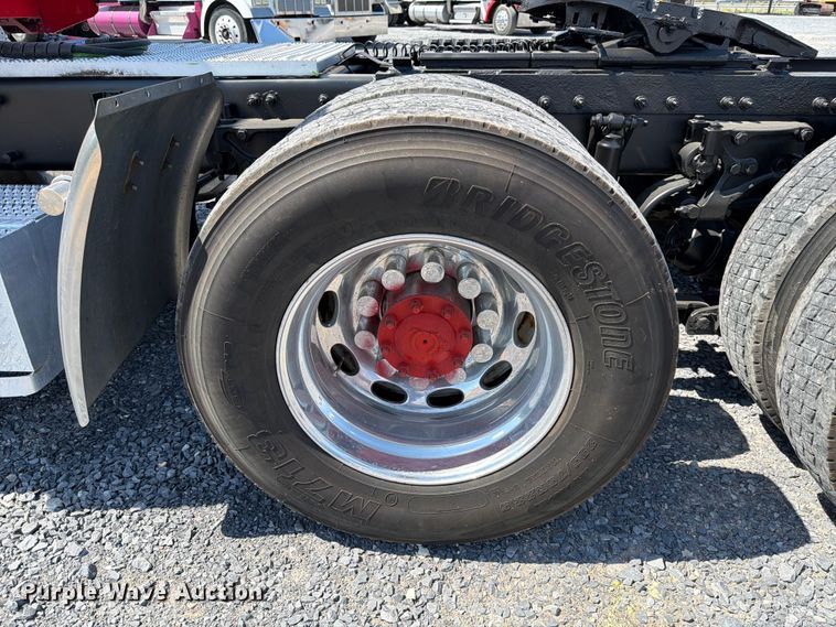 image for item ED5958 2016 Peterbilt 389 semi truck