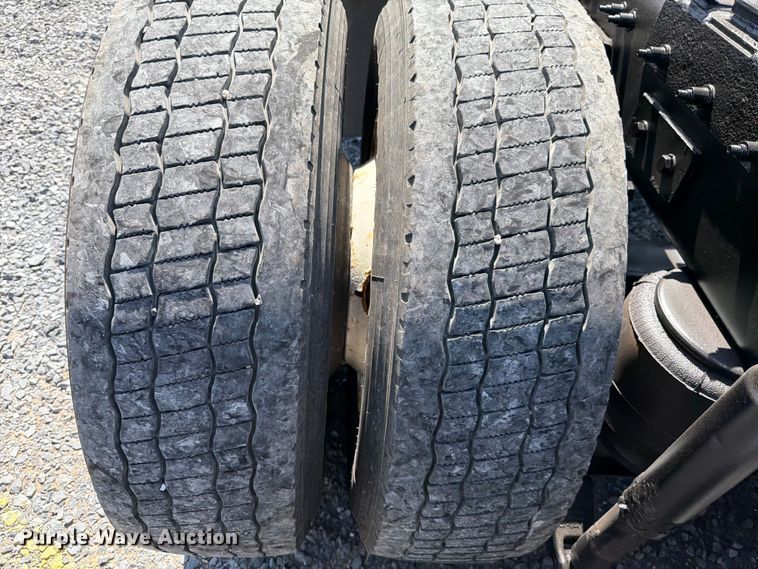 image for item ED5958 2016 Peterbilt 389 semi truck