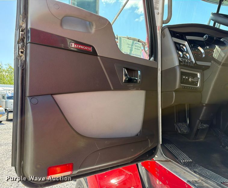 image for item ED5959 2020 Kenworth T800 semi truck