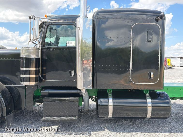 image for item ED5960 2007 Peterbilt 379 semi truck