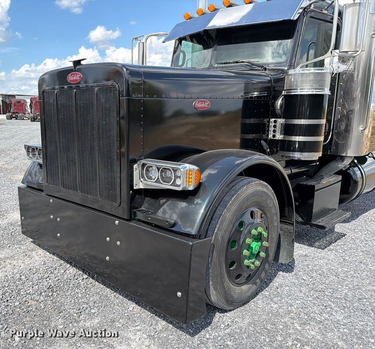 image for item ED5960 2007 Peterbilt 379 semi truck
