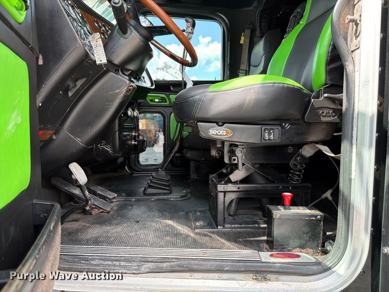 image for item ED5960 2007 Peterbilt 379 semi truck