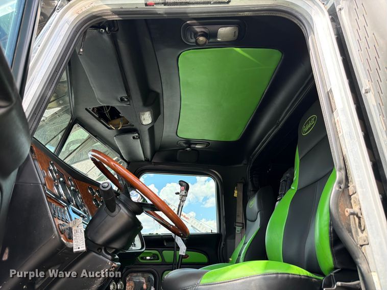 image for item ED5960 2007 Peterbilt 379 semi truck