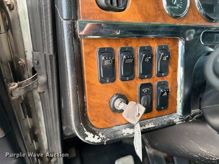 image for item ED5960 2007 Peterbilt 379 semi truck