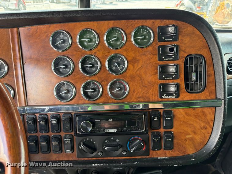 image for item ED5960 2007 Peterbilt 379 semi truck