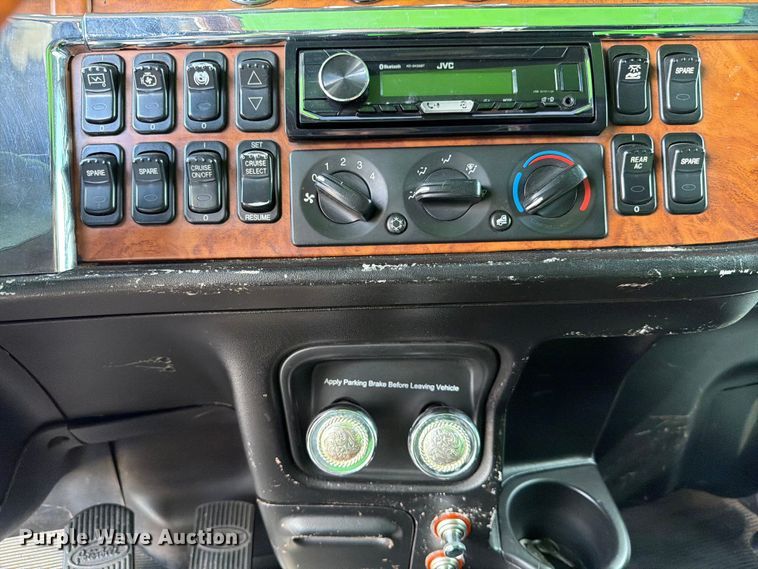 image for item ED5960 2007 Peterbilt 379 semi truck