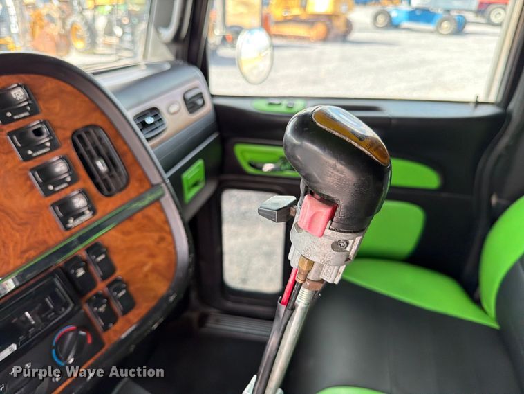 image for item ED5960 2007 Peterbilt 379 semi truck