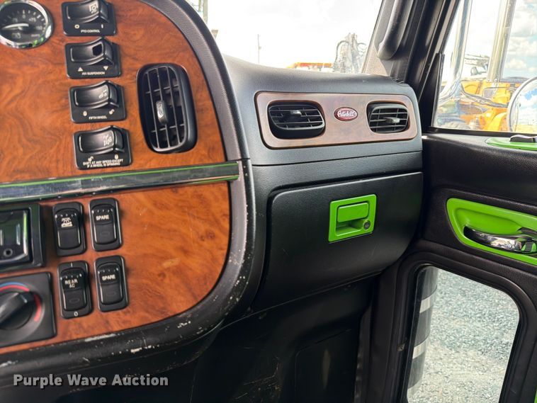 image for item ED5960 2007 Peterbilt 379 semi truck
