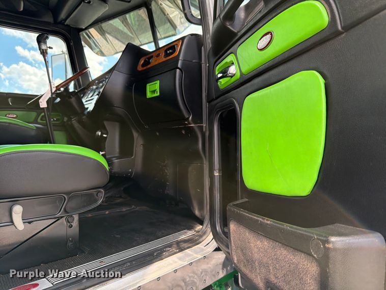 image for item ED5960 2007 Peterbilt 379 semi truck