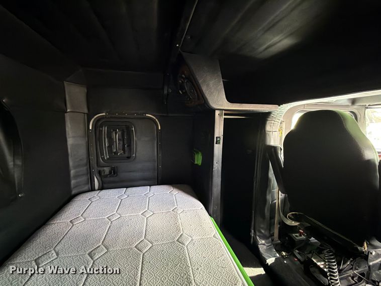 image for item ED5960 2007 Peterbilt 379 semi truck