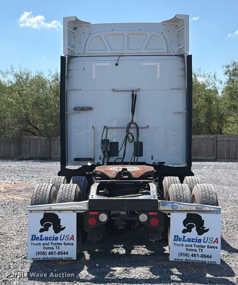 image for item ED5961 2017 Peterbilt 579 semi truck